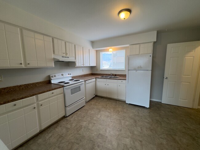 Building Photo - 2116 Friendship Pl