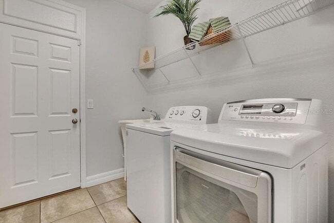 Building Photo - 2450 Chateau Lp