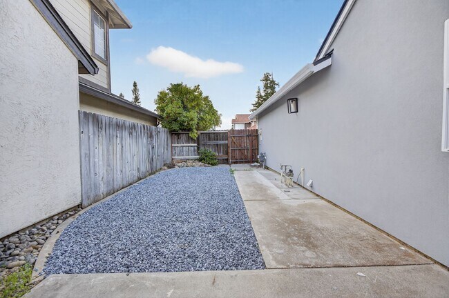 Building Photo - Bright & Spacious 3 Bed, 2 Bath Home – Must See!