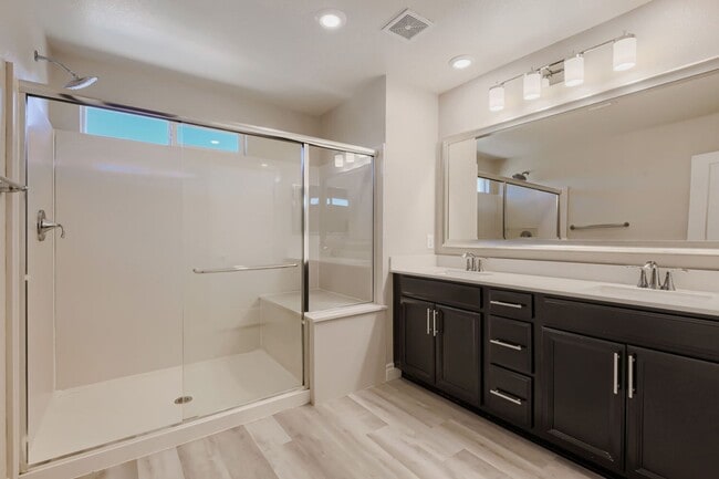 Building Photo - Must see 5 bedroom home with loft