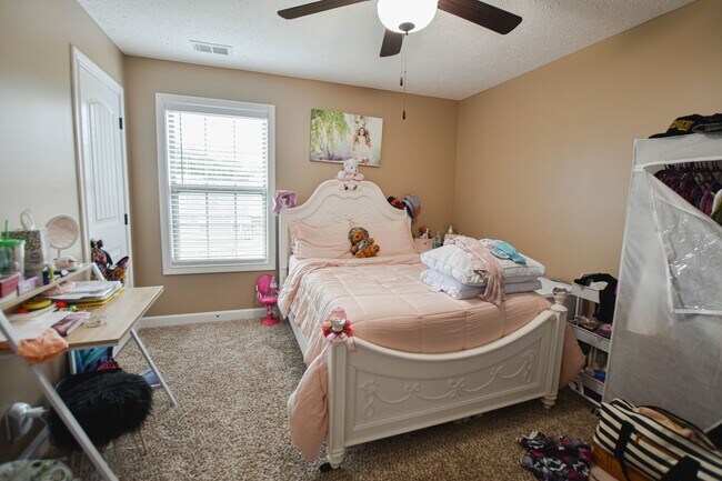 Building Photo - Pet Friendly Four Bedroom!