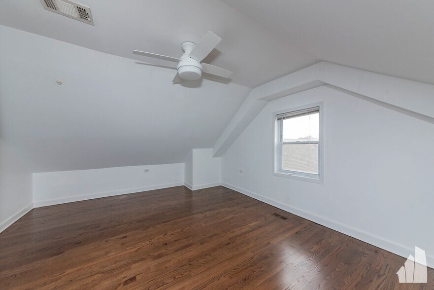 Building Photo - 1426 N Greenview Ave