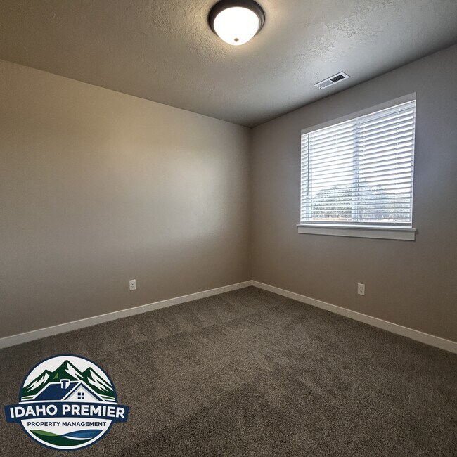 Building Photo - 2052 E Sharptail St