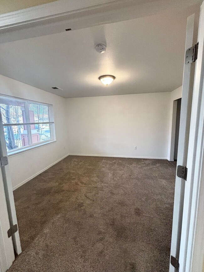 Building Photo - SW Bend House Near the Old Mill District, 4 Bdrms, 2.5 baths, A/C, Office/den, Dbl. Garage