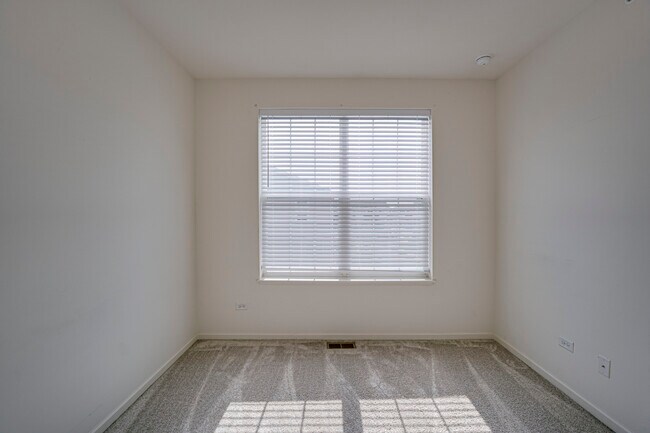 Building Photo - 2945 Showplace Dr