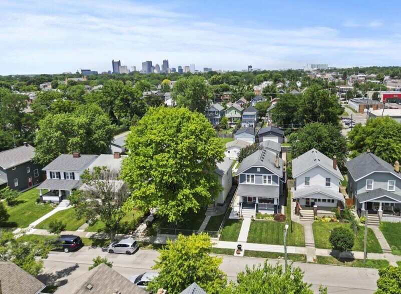 Panorama w City View - 402 Southwood Ave