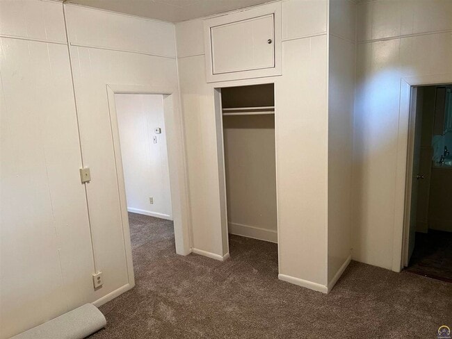 Building Photo - **Available Immediately** 4 bedroom / 1 bath home located near Washburn University