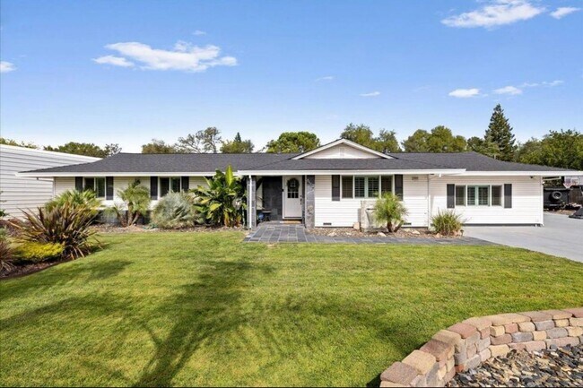 Building Photo - 4/2 Granite Bay, Pool, Jacuzzi, RV Parking...