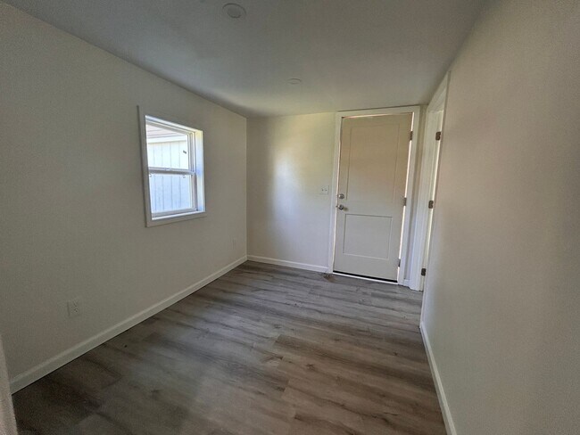 Building Photo - Renovated 3 Bed 1 Bath Home