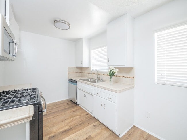 Interior Photo - 10736 Magnolia Blvd