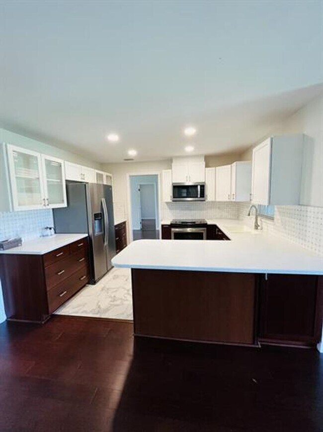 Building Photo - Eustis Lake Front Home with 2 Primary Bedr...