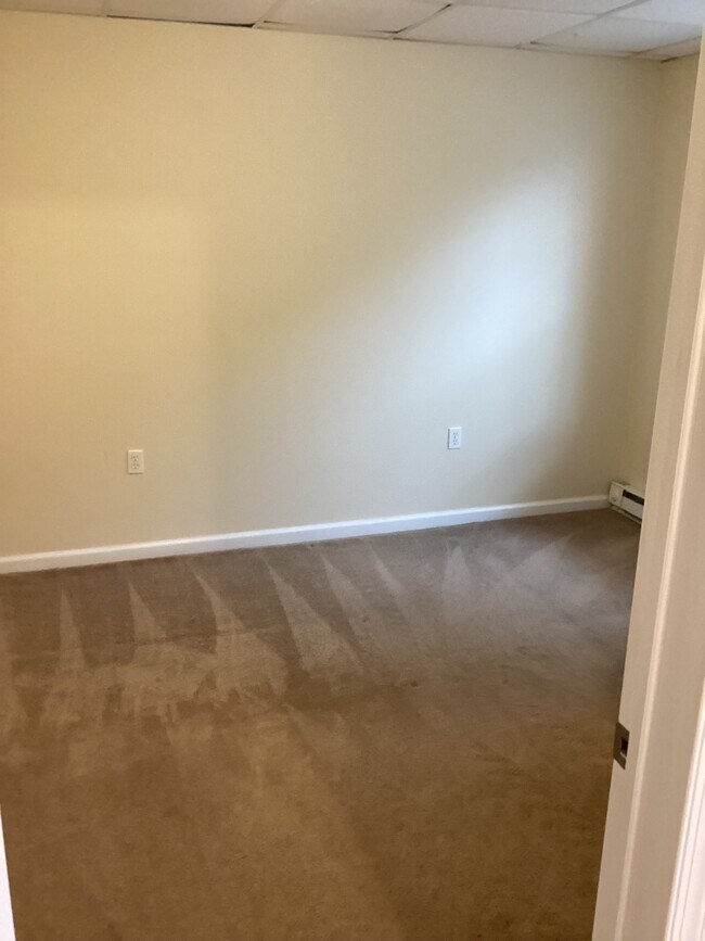 Building Photo - 633 Main St