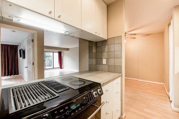 Building Photo - Redmond Condo with 2 Parking Spaces Included