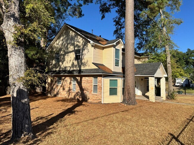 Building Photo - 627 W 2nd St