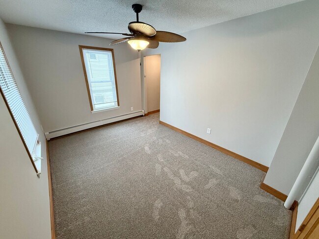 Building Photo - 916 1st St SE