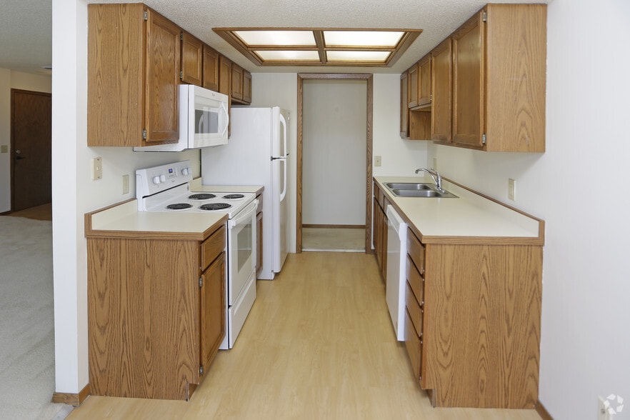 2BR, 1BA - 1,020 SF - The Concorde Apartments