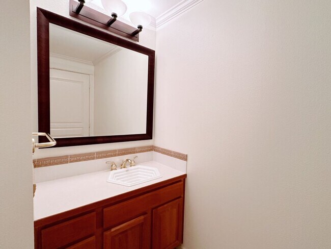 Building Photo - 2Bd/1.75Ba Kirkland Condo