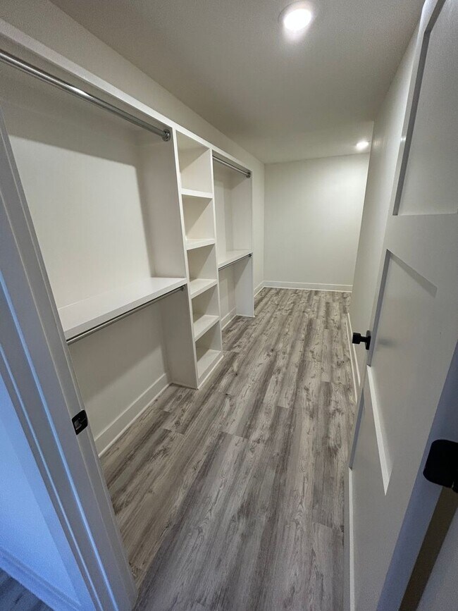 Building Photo - 108-110 Oakwood Ct