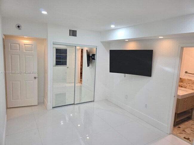 Building Photo - 760 Euclid Ave