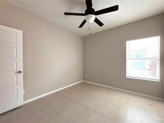 Building Photo - 1405 Alta Vista Dr