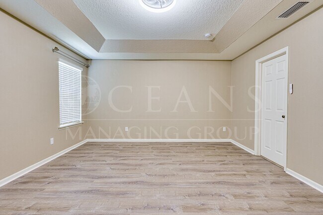 Building Photo - Spacious 4 Bedroom Home with Loft – Prime ...