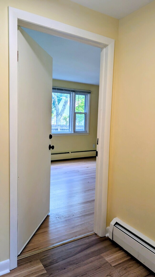 Building Photo - Hamden first floor apartment