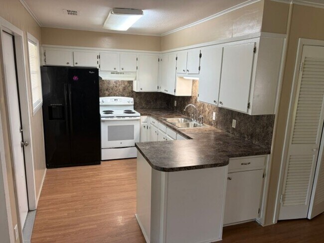 Building Photo - Beautiful Southern Hills 3 Bedroom Home