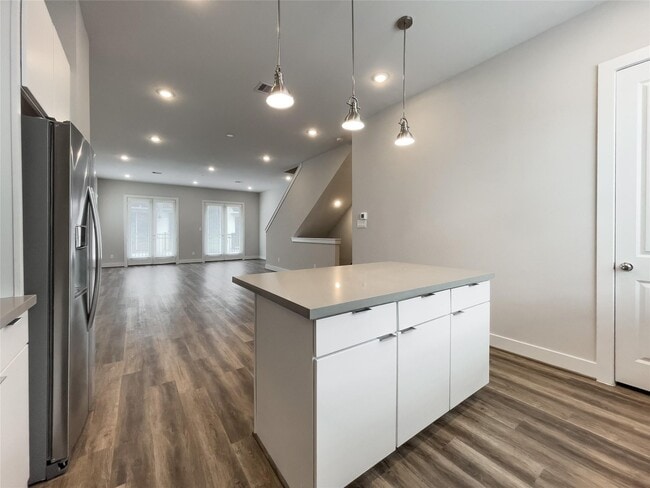 Building Photo - 1270 N Post Oak Rd