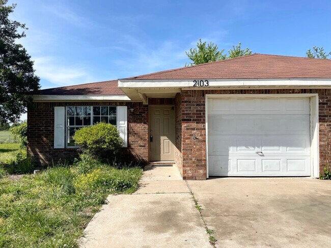 Building Photo - 2103 W Roselawn St