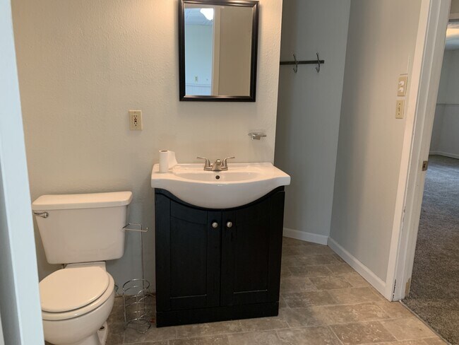 Building Photo - 800 Vassar Cir