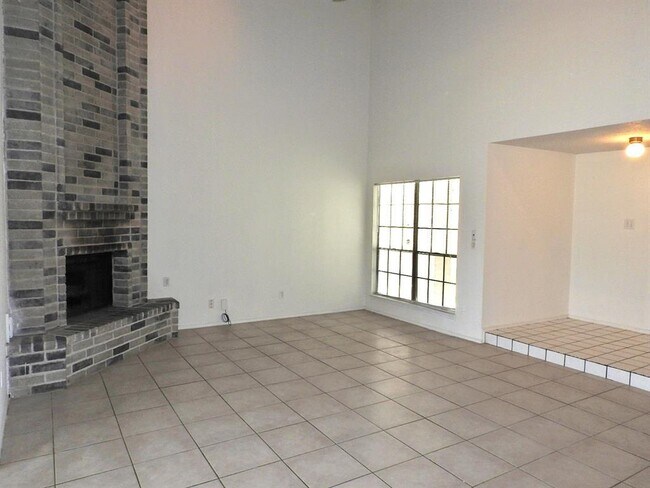 Building Photo - 2107 Creekshire Dr