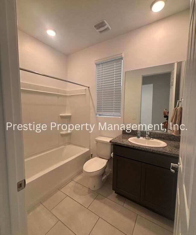 Building Photo - Beautiful 2/2 2-Story West Side Home With ...