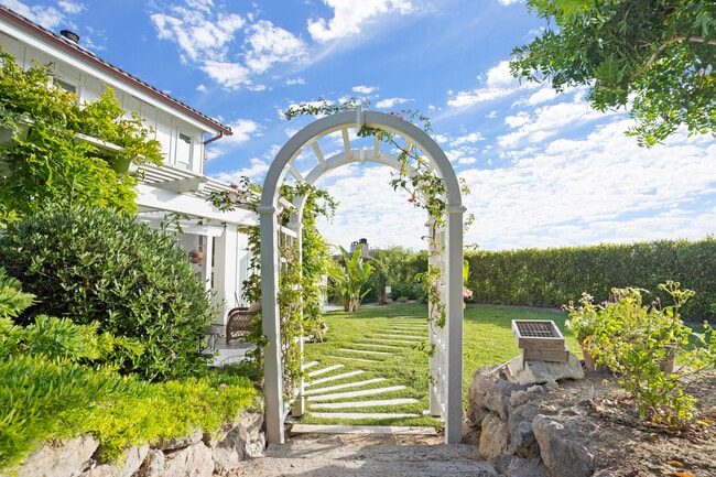 Building Photo - 6363 ZUMIREZ Dr