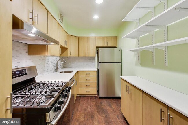 Building Photo - 7420 Lakeview Dr