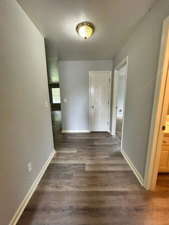 Building Photo - Charming 2 Bed, 1 Bath, 1 Car Garage, Covered Patio in Private Neighborhood!