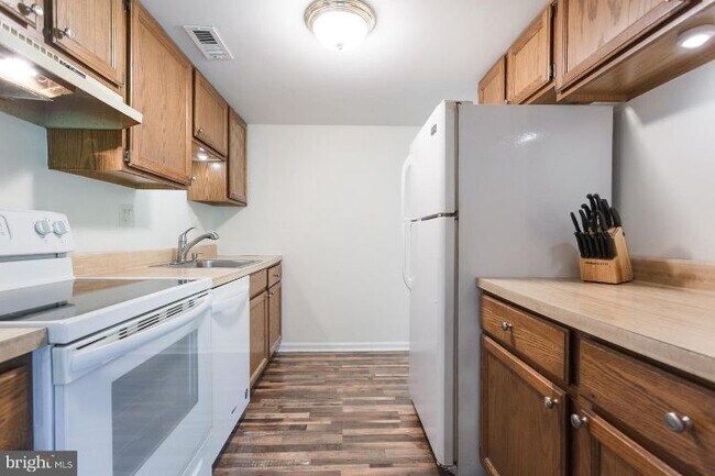 Building Photo - 22 Hermitage Dr