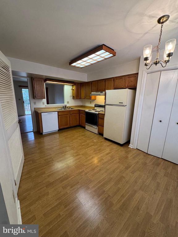Building Photo - 16136 Clarence Ct
