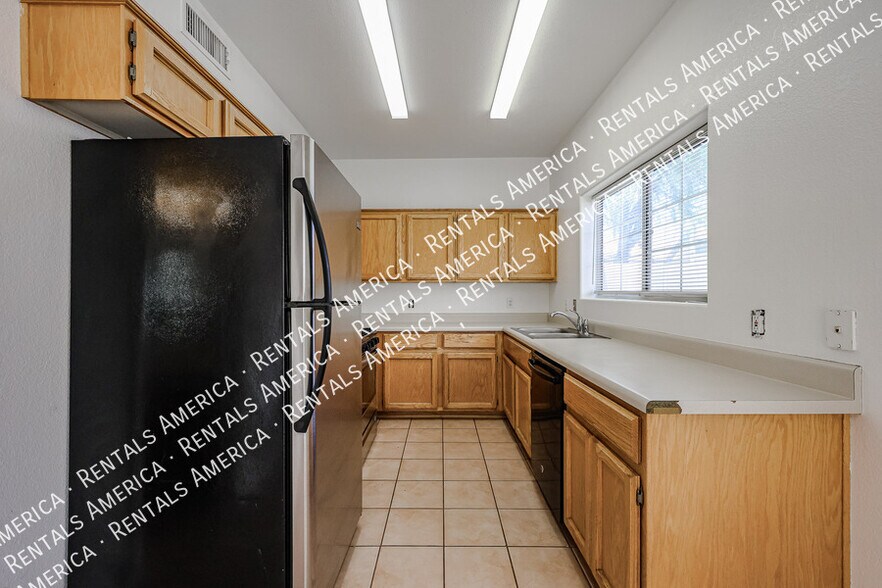 Building Photo - 1022 W Westchester Ave