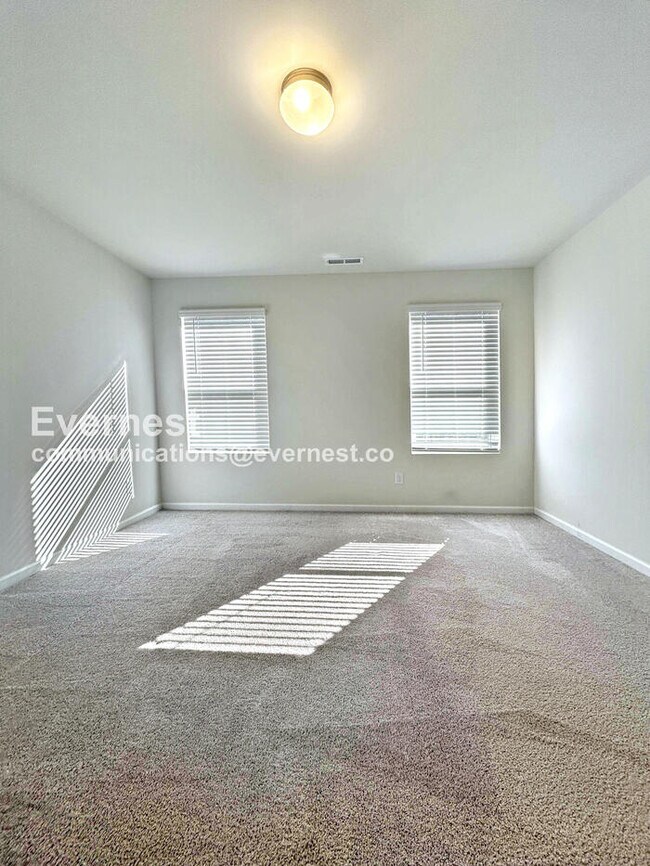 Building Photo - Limited Time Special Offer / 3 Bed, 3 Bath Home with Garage / Pet-Friendly / Vouchers Accepted / ...