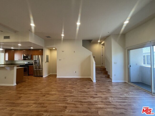 Building Photo - 15024 Magnolia Blvd