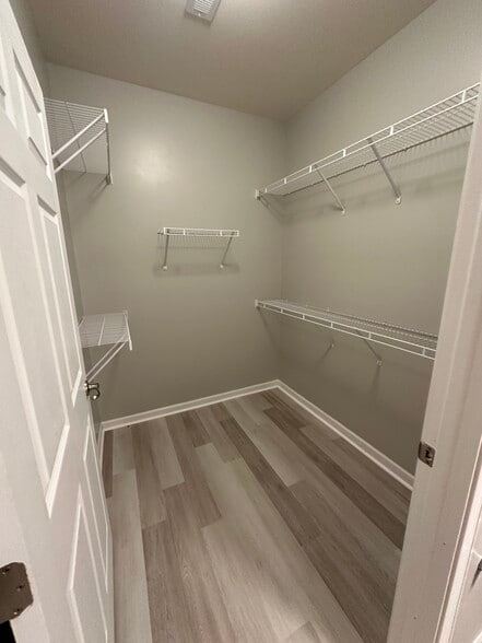 Building Photo - 415 Cedar Pines Dr