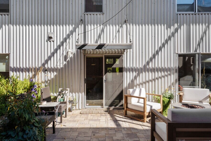 Building Photo - 3033 Blake St