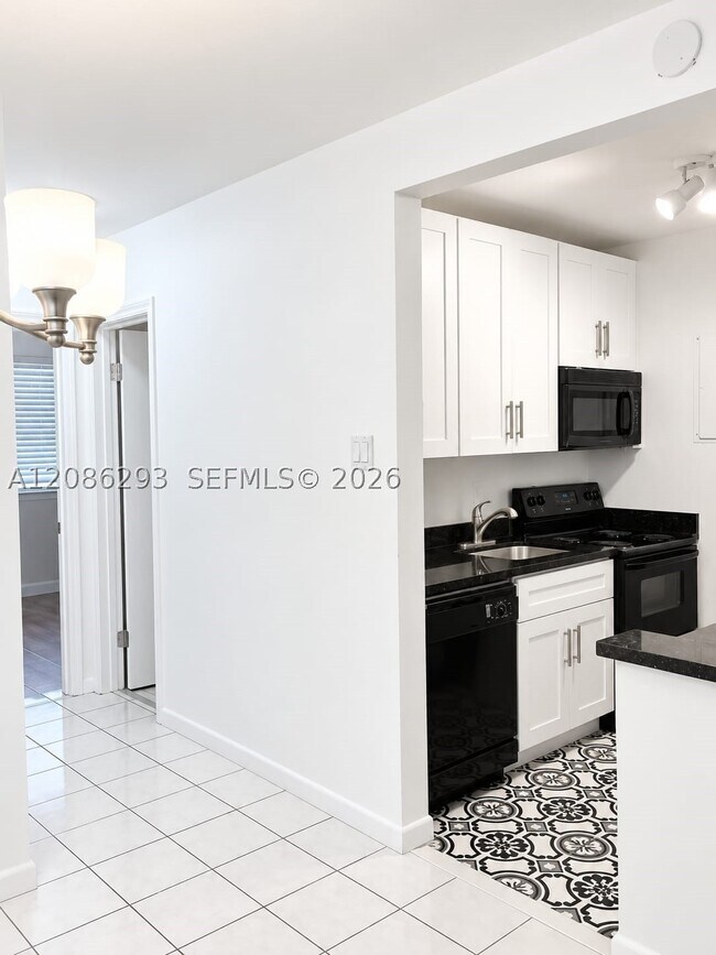 Building Photo - 2915 Plunkett St