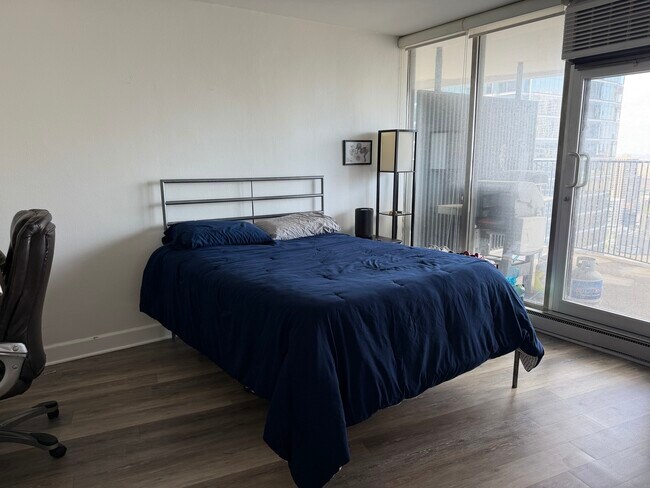 Building Photo - 300 N State St