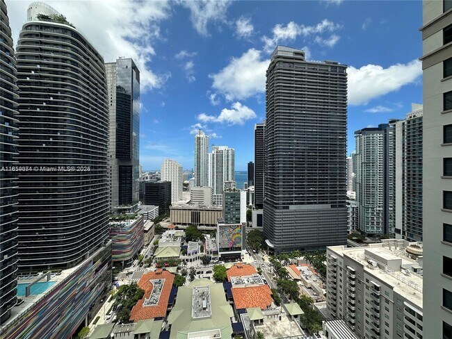 Building Photo - 999 SW 1st Ave