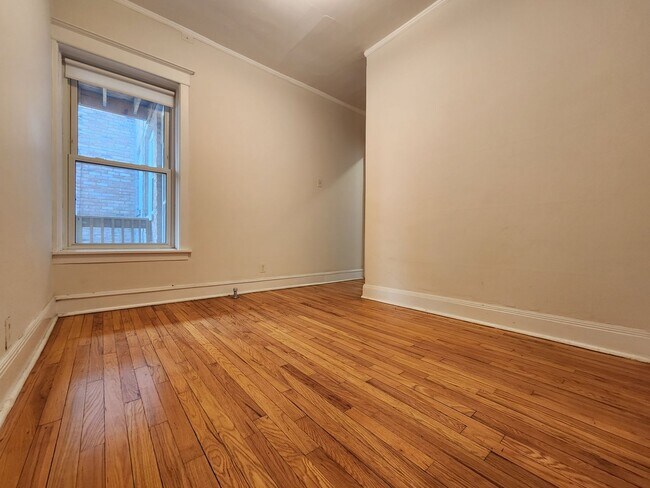 Building Photo - Large 3-bed/1-bath Apartment in the Heart of Rogers Park!