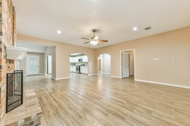 Building Photo - 605 Kings Ct