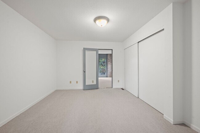 Building Photo - Custom Boulder 4 Bedroom + Finished Basement