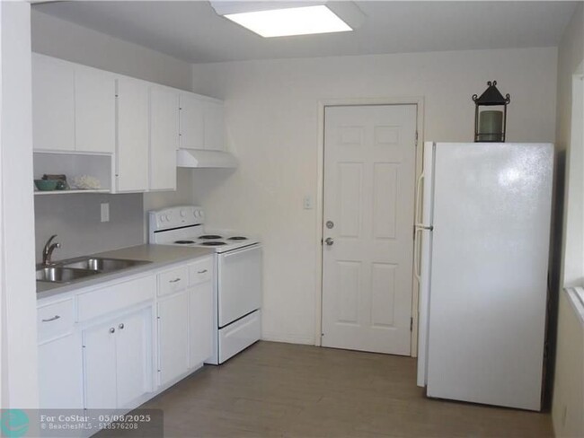 Building Photo - 420 NE 22nd Ave