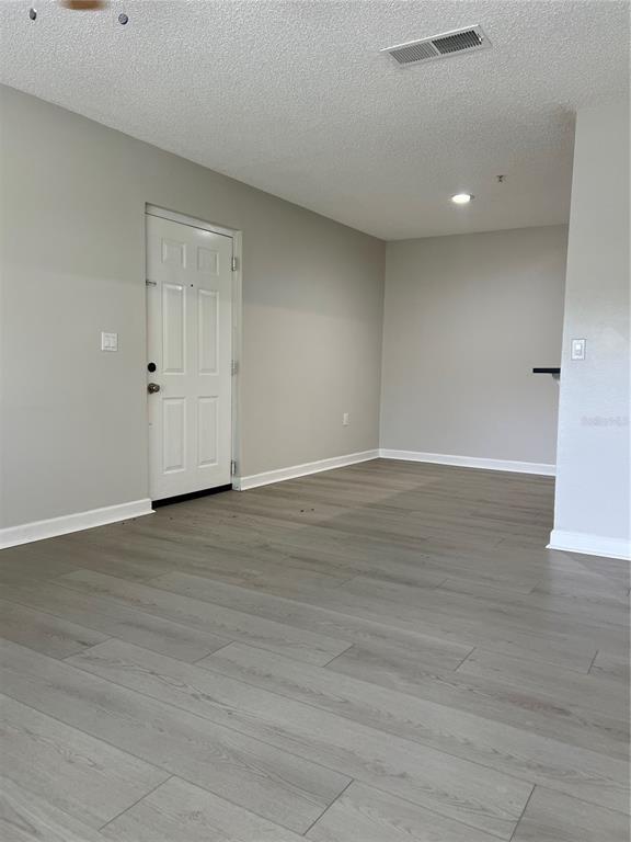 Building Photo - 2025 Dixie Belle Dr